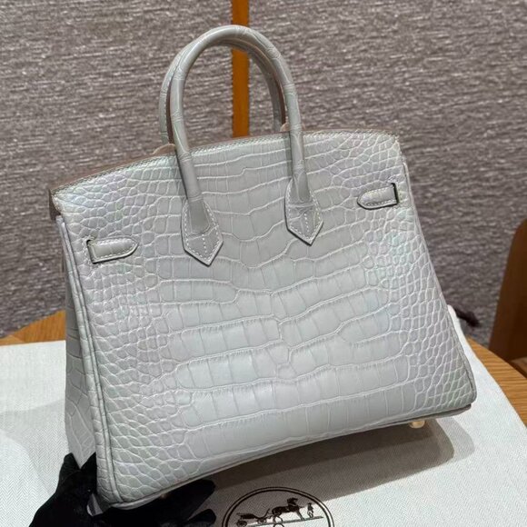 Classic Hermes Bag: A Stylish and Versatile Choice for Elegance - Picture 3 of 6